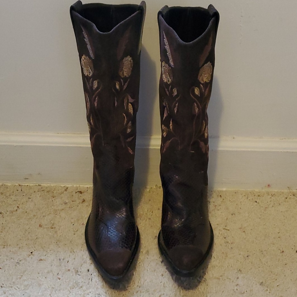 Brand New Antonio Melani suede embroidered boots